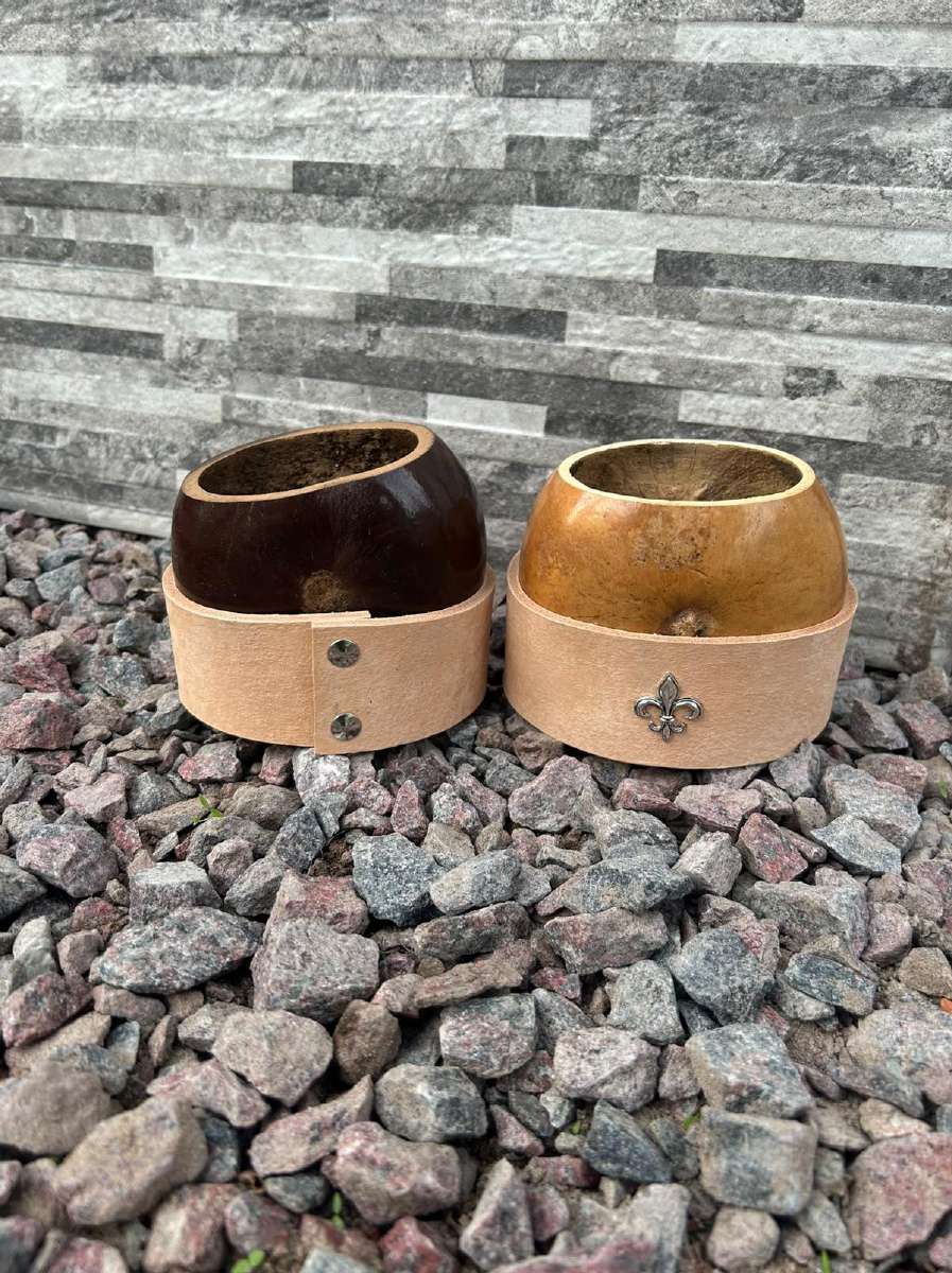 Mate galleta con base de cuero, broche y aplique