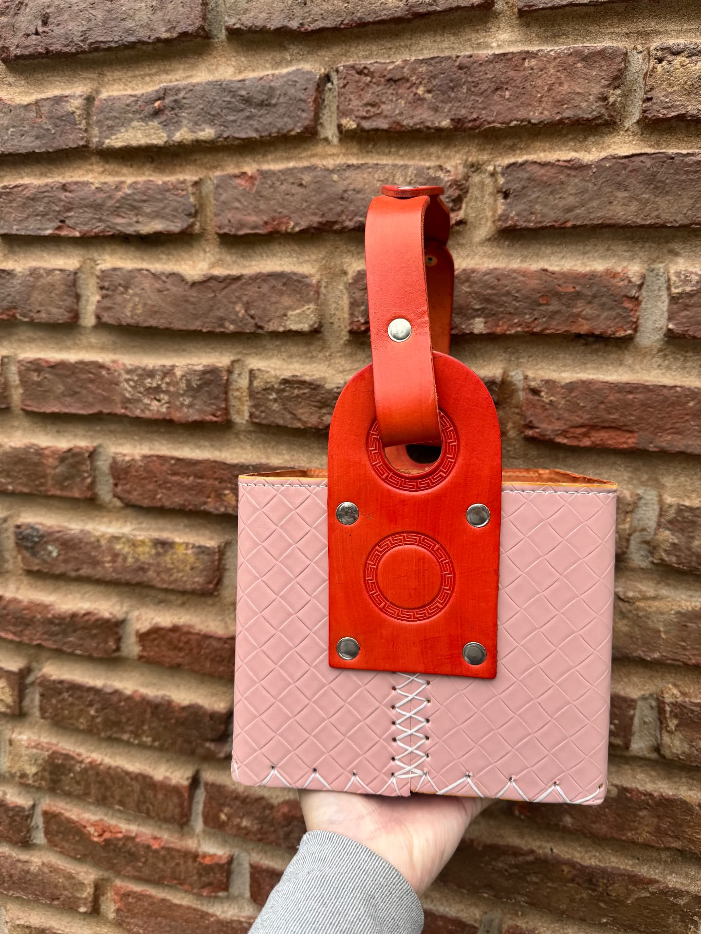 Canasta mixta premium de color rosa con manija naranja