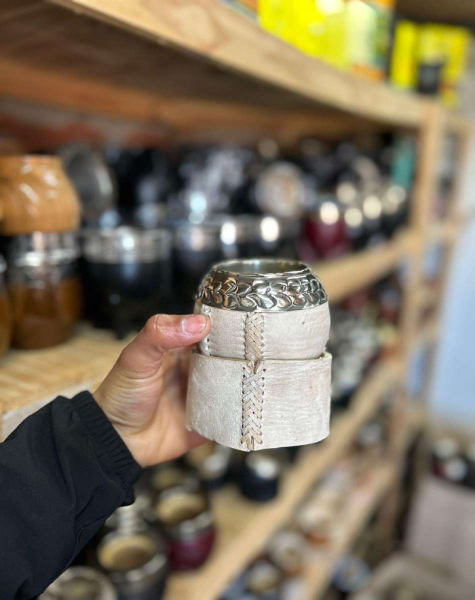 Torpedo uruguayo criollo en cuero crudo y costura en tiento