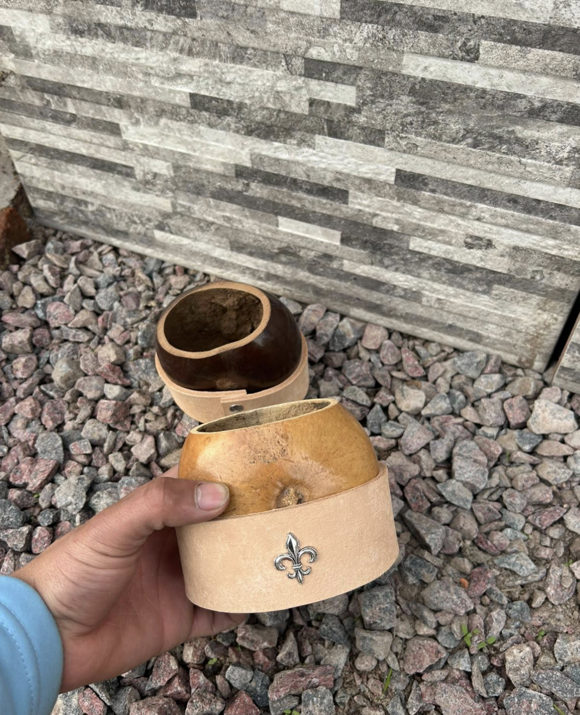 Mate galleta con base de cuero, broche y aplique
