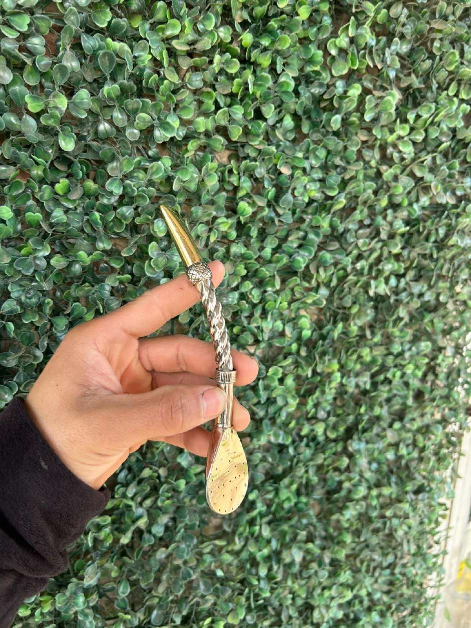 Bombillón curvo con aros de alpaca y pico de bronce