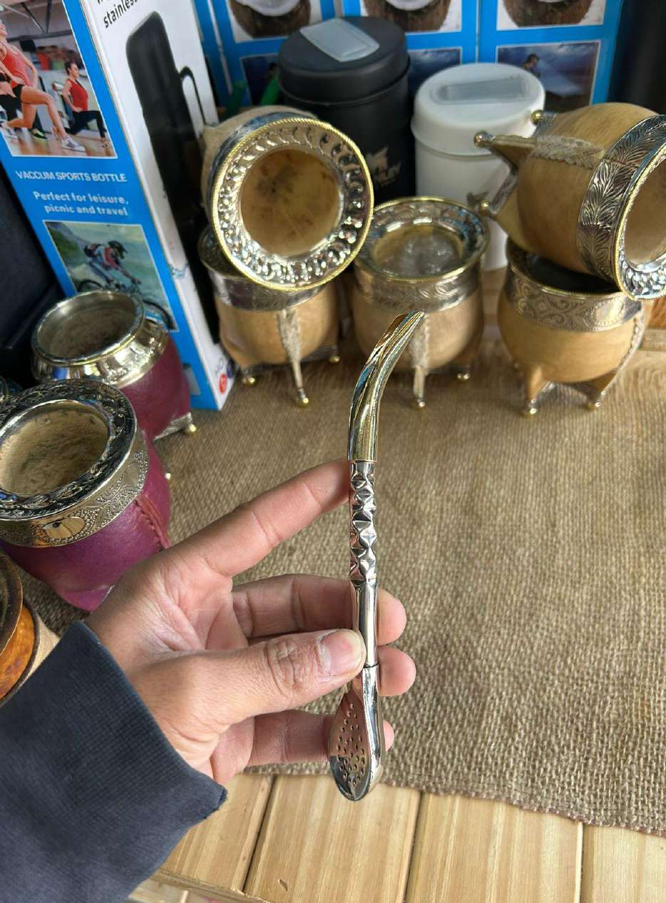 Bombillón cincelado con pico de bronce