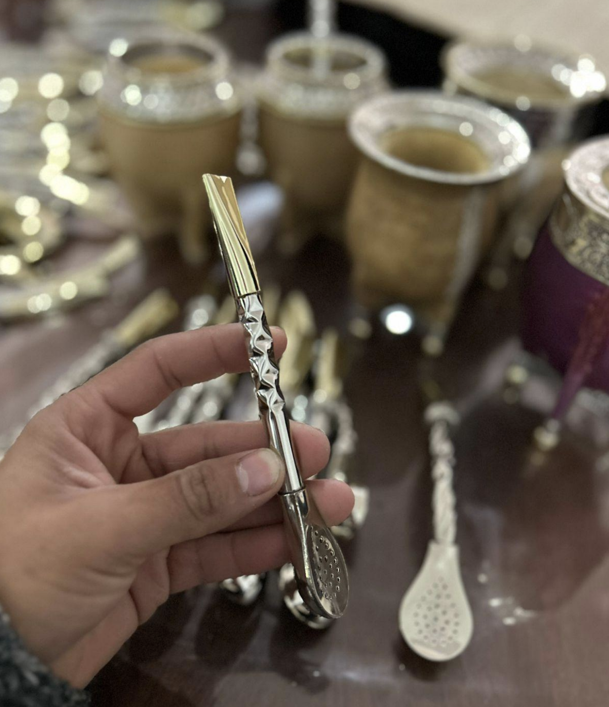 Bombillón de alpaca cincelada con pico de bronce y pala grande