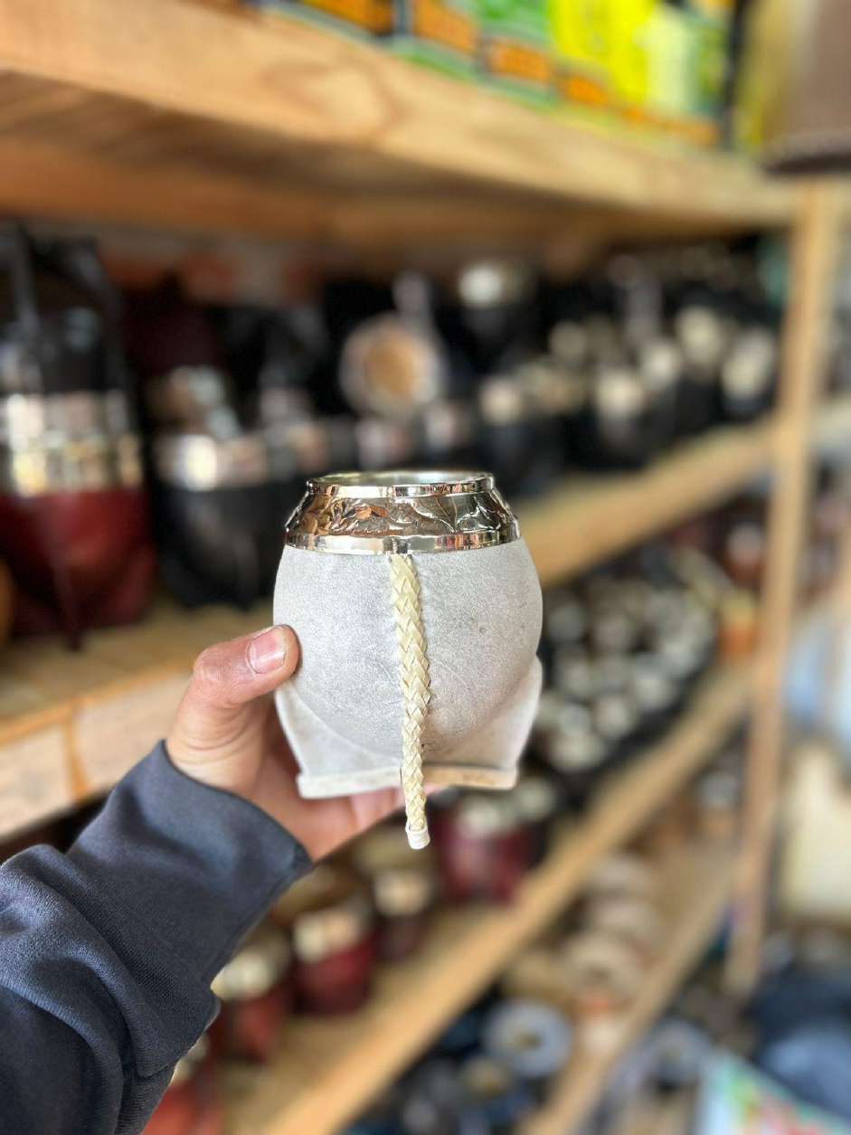 Torpedo cuero crudo con virola de alpaca cincelada y costura en tiento