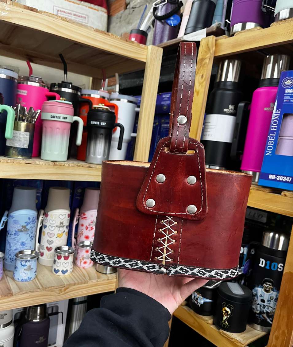 Canasta de cuero con base de madera